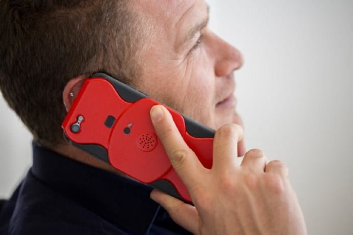 스마트폰으로 통화 중인 남성 효도폰 시니어 특화 고음질 통화 기능