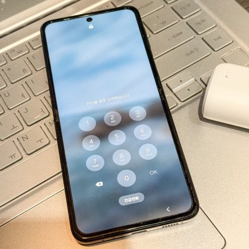 부모님 스마트폰 잠금화면 보안 설정 - PIN 번호 입력 화면