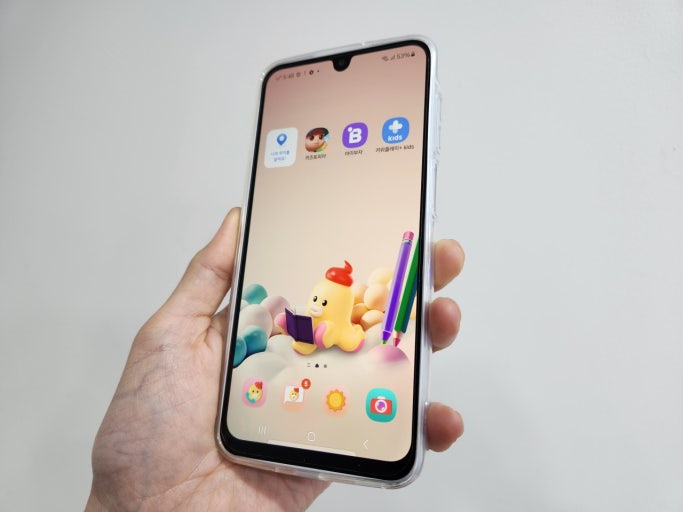 초등학생 LG U+ 키즈폰 홈화면 - 아이 전용 앱이 설치된 스마트폰 화면