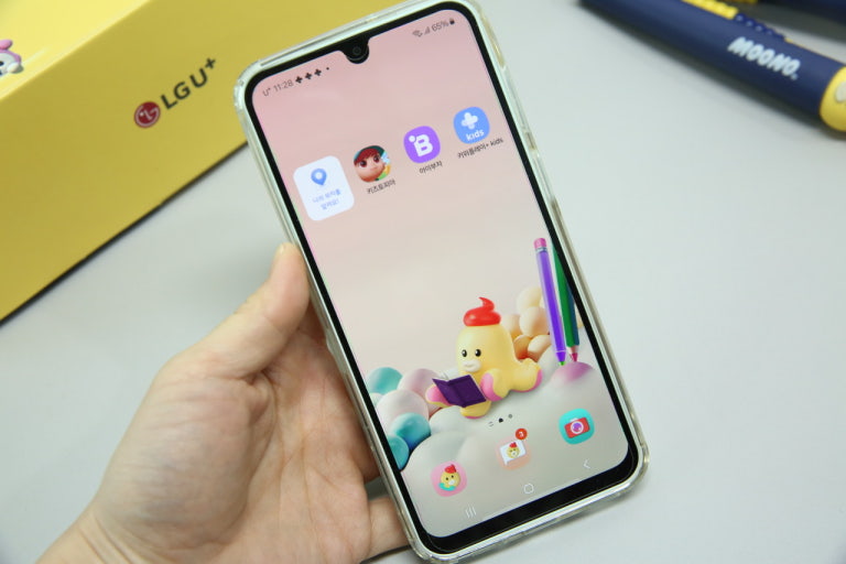 LG U+ 초등학생 키즈폰 개봉 - LG U+ 로고 박스와 키즈 전용 앱이 설치된 스마트폰