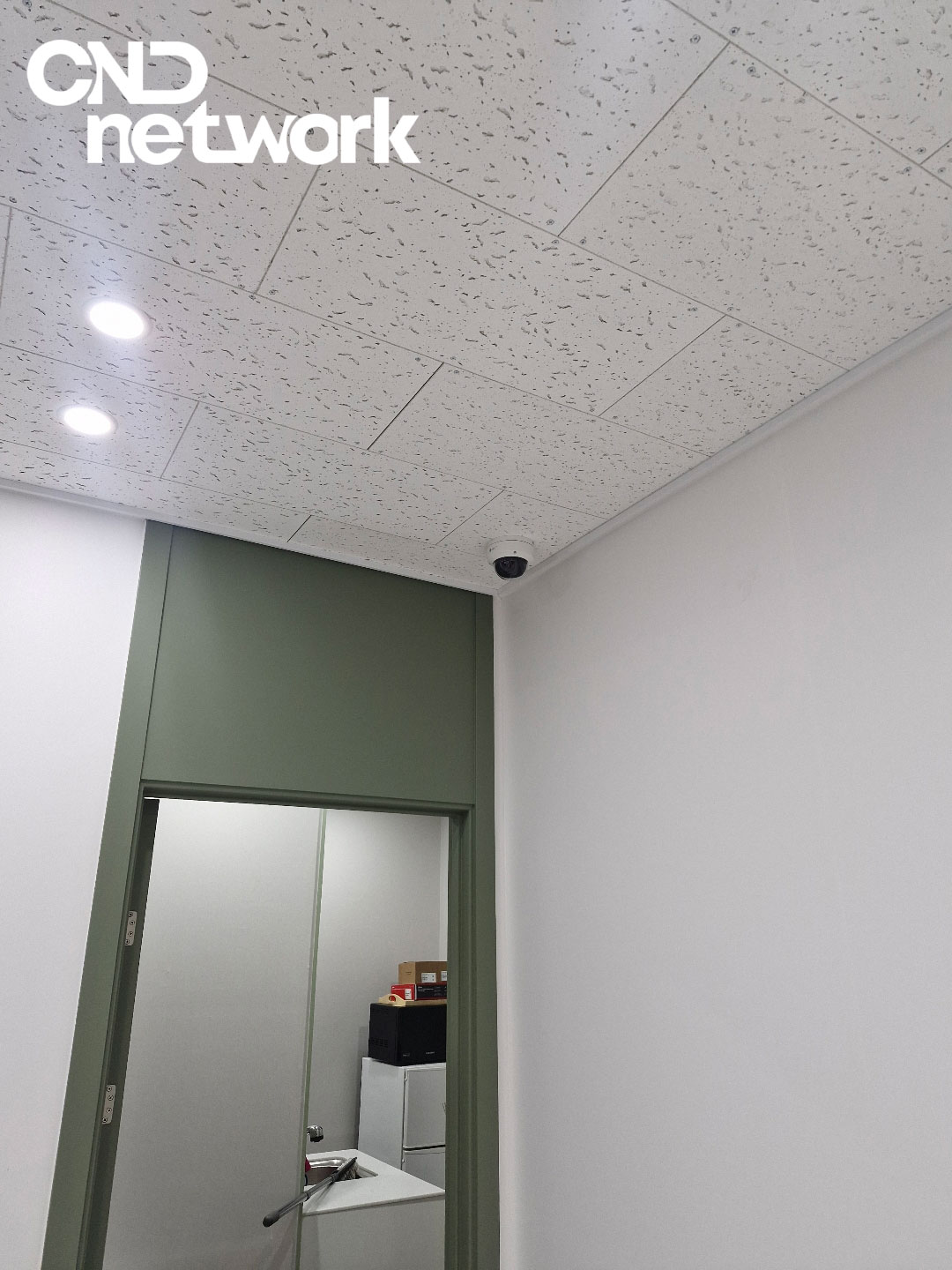 인천 간석동 학원 복도 출입문 상단 천장 돔카메라 CCTV 설치 현장 - CND네트워크 학원 보안 카메라