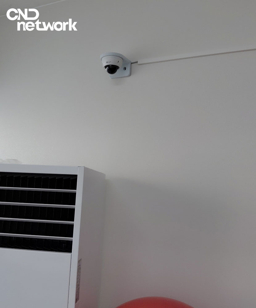 인천 선학동 주짓수 도장 천장 벽면 LG U+ 돔형 CCTV 설치 완료 근접 촬영 – 씨앤디네트워크 학원 CCTV 시공