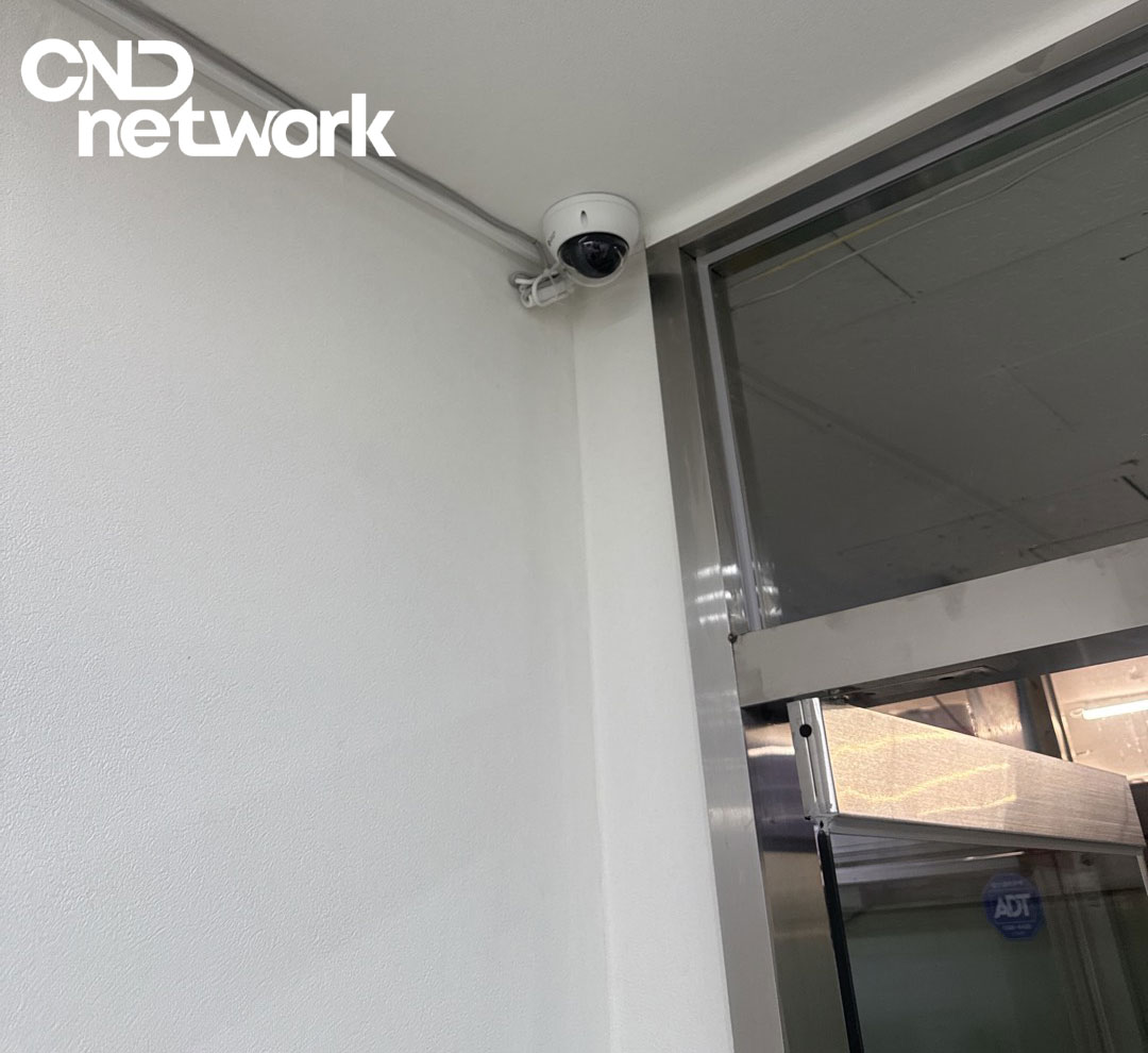 인천 옥련동 떡케이크 공방 출입구 상단 벽면 몰드 배선 LG U+ 돔형 CCTV 설치 완료 – 씨앤디네트워크 소형 매장 실내 카메라 시공