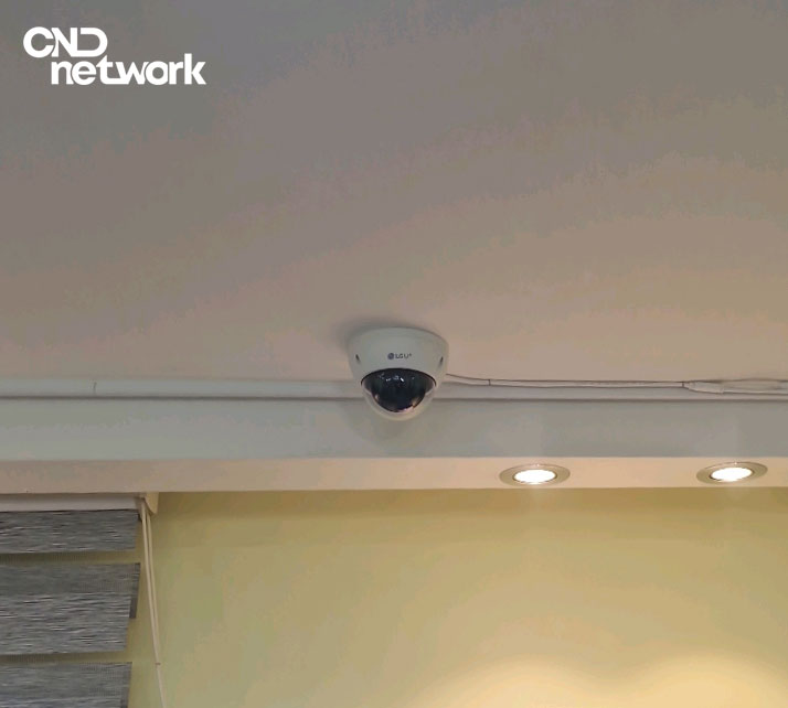 인천 만수동 미용실 천장 LG U+ 돔형 지능형 CCTV 설치 근접 촬영 – 씨앤디네트워크 실내 카메라 시공